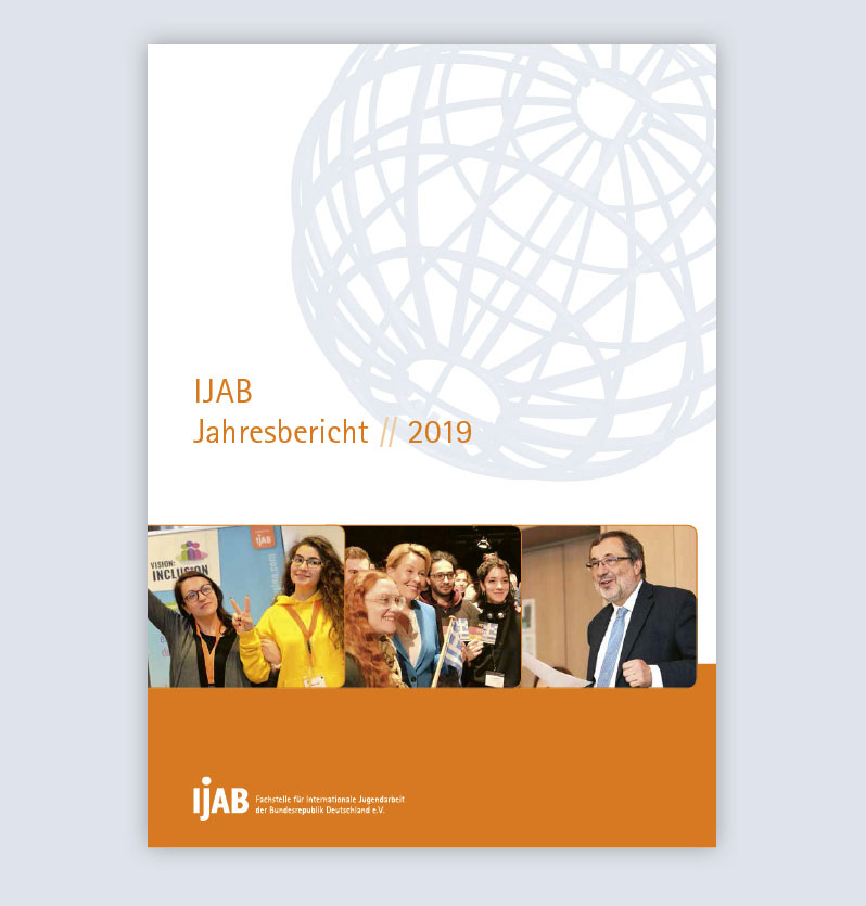 Titelseite des IJAB-Jahresberichts mit stilisiertem Globus und Fotos aus dem zurückliegenden Jahr